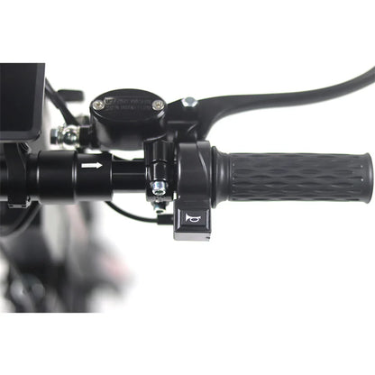 Izdelek na sliki je električni skiro, model Mijo MT03. Na sliki so vidni ročaji krmila, gumb za vklop in del sistema za zaviranje. Ročaji so oblikovani za udoben oprijem, kar omogoča enostavno upravljanje skiroja.