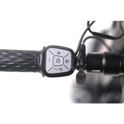 Izdelek na sliki je električni skiro, model Mijo MT03. Na sliki je prikazan del krmila, kjer so vidni gumbi za upravljanje, vključno z gumbom za vklop, gumbom za povečanje hitrosti ter gumbom za luči. Krmilo ima tudi teksturirano površino za boljši oprijem.