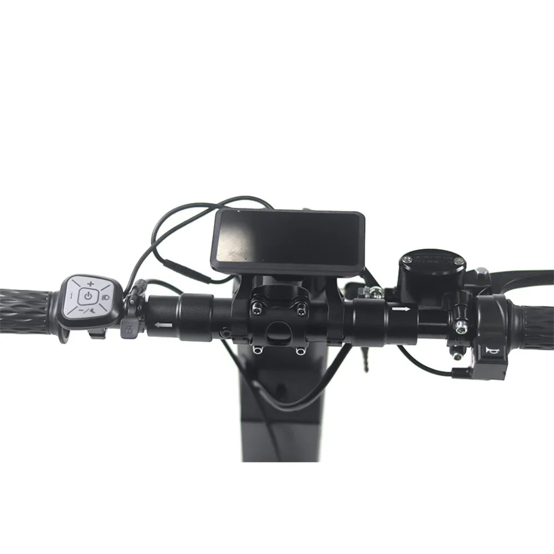 Na sliki je prikazan električni skiro, model Mijo MT03. Vidni so krmili, na katerih so nameščeni zaslon in nadzorni gumbi. Zaslon prikazuje informacije o vožnji, medtem ko gumbi omogočajo upravljanje hitrosti in drugih funkcij skiroja. Celoten dizajn je minimalističen in funkcionalen, kar je značilno za sodobne električne skiroje.