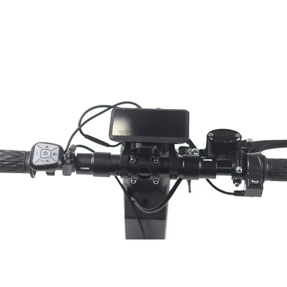 Na sliki je prikazan električni skiro, model Mijo MT03. Vidni so krmili, na katerih so nameščeni zaslon in nadzorni gumbi. Zaslon prikazuje informacije o vožnji, medtem ko gumbi omogočajo upravljanje hitrosti in drugih funkcij skiroja. Celoten dizajn je minimalističen in funkcionalen, kar je značilno za sodobne električne skiroje.