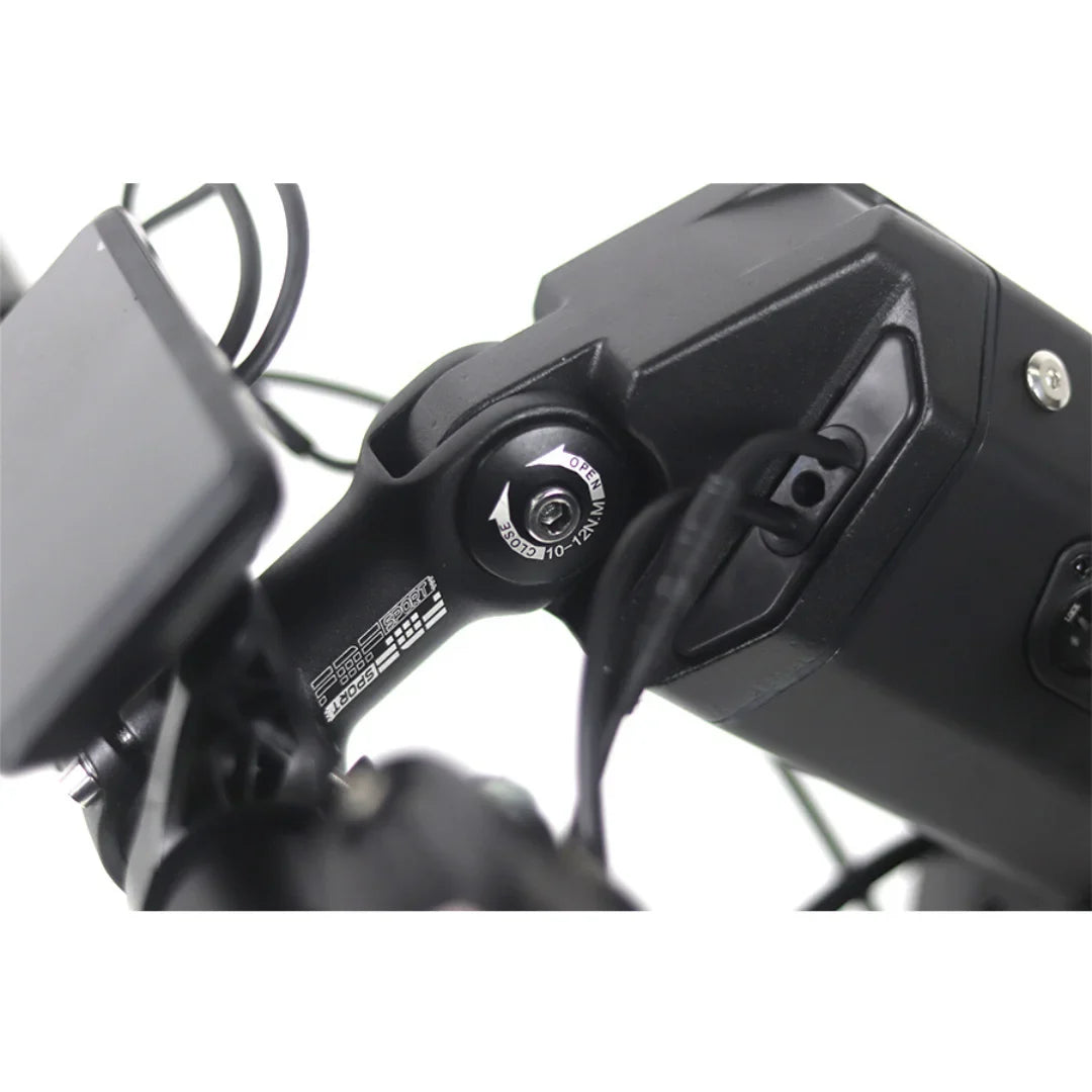 Izdelek je električni skiro, model Mijo MT03. Na sliki je prikazan del krmila, kjer so vidni gumb za vklop in povezovalni kabli. Oprema vključuje tudi zaslon, ki verjetno prikazuje informacije o vožnji. Celoten dizajn je sodoben in funkcionalen.