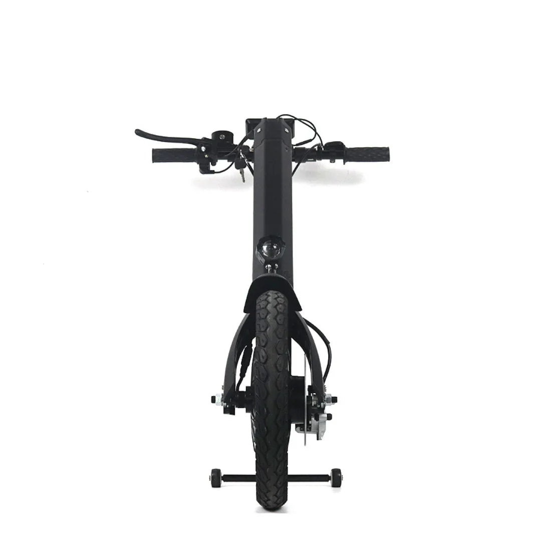 Izdelek na sliki je električno kolo, model Mijo MT03. Na sliki je prikazan sprednji del kolesa z ravnim okvirjem, krmilom in sprednjim kolesom. Vidna je tudi sprednja luč in pnevmatika z vzorcem, ki je primeren za različne površine. Barva izdelka je črna, kar daje sodoben in minimalističen videz.