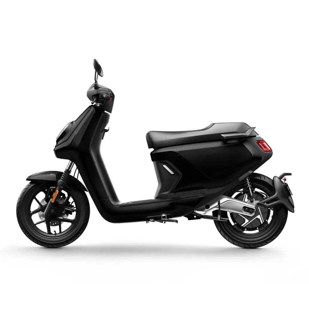 Eleganten črn električni skuter Niu Mqi Gt Evo parkiran v stranskem pogledu.