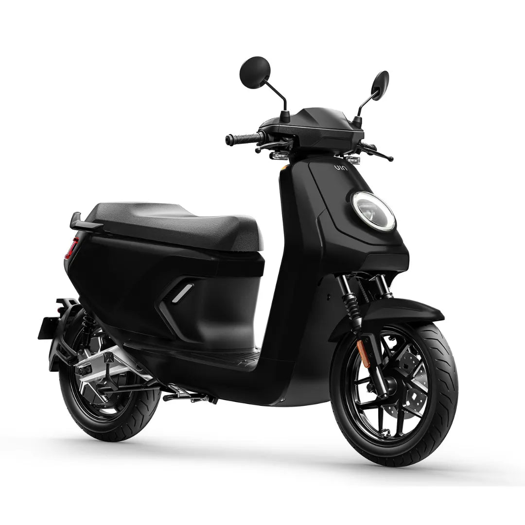 Eleganten črn električni skuter Niu Mqi Gt Evo z moderno obliko in LED žarometom.