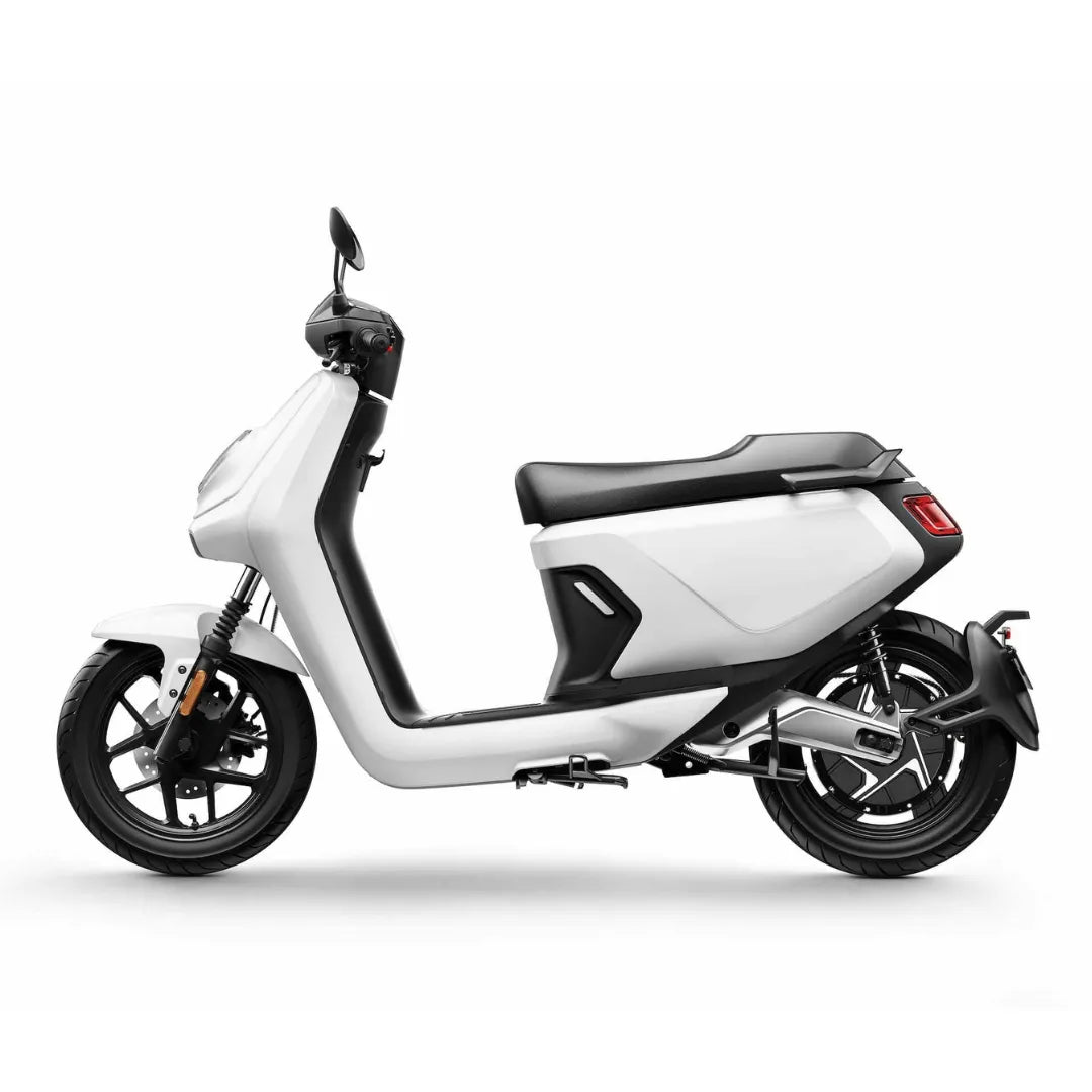 Stranski pogled električnega skuterja Niu Mqi Gt Evo v elegantni beli obliki.