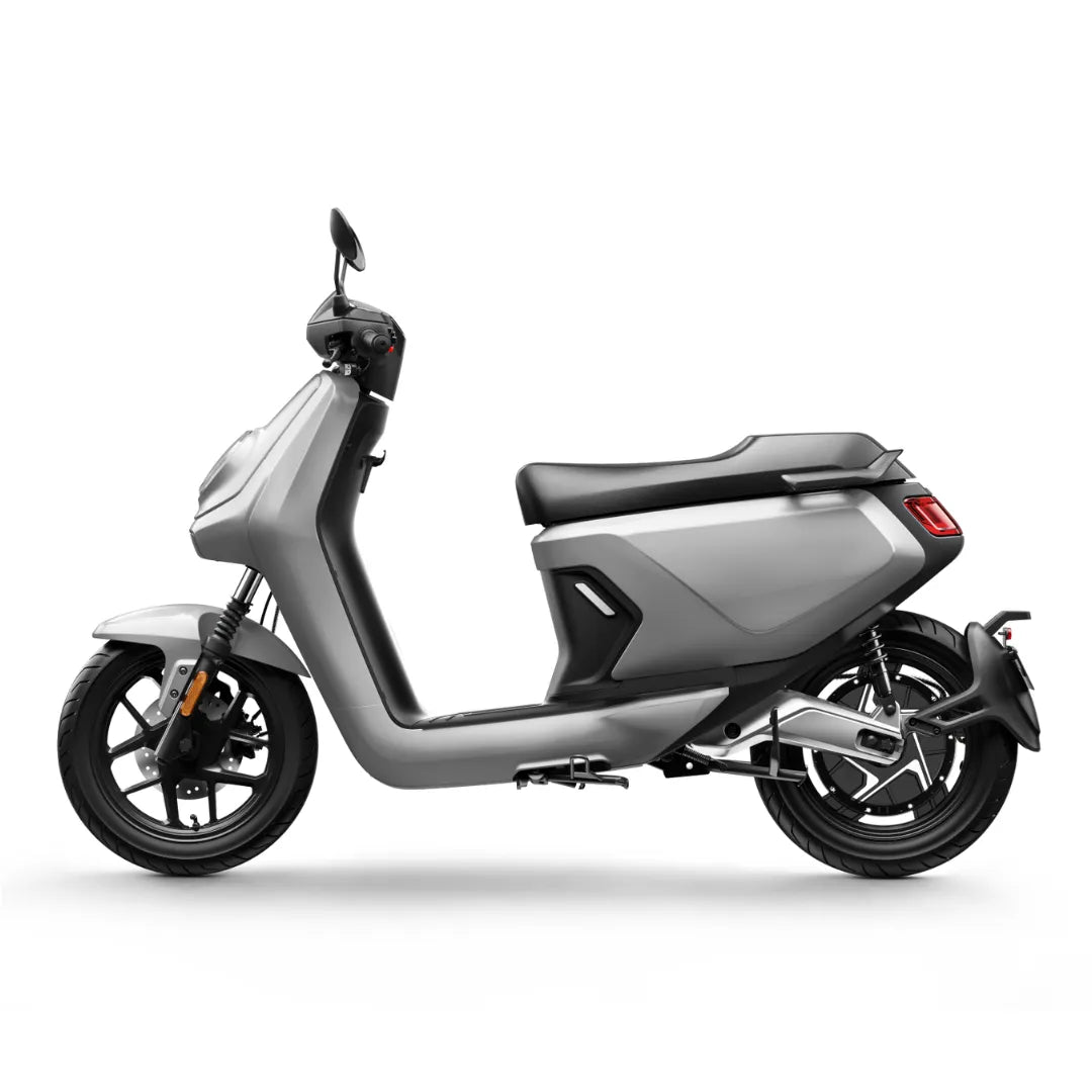 Stranski pogled električnega skuterja Niu Mqi Gt Evo v elegantni sivi izvedbi.