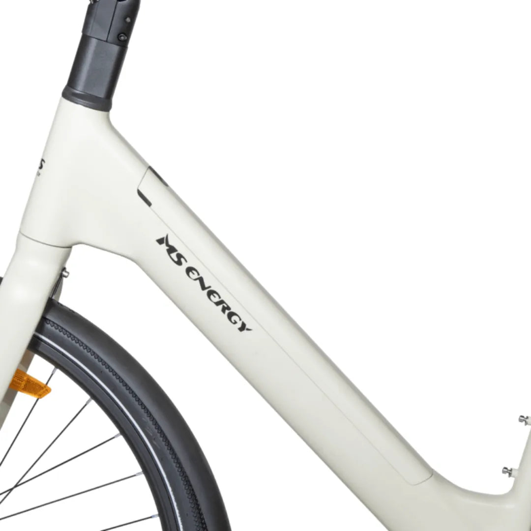 Izdelek je električno kolo, znamke MS Energy, model C30. Na sliki je del okvirja kolesa v svetli barvi, ki vsebuje logotip znamke. Vidni so tudi deli kolesa, vključno s pnevmatiko, kar kaže na sodoben in minimalističen dizajn.