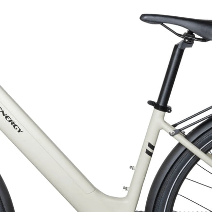 Izdelek je električno kolo, znamke MS Energy, model C30. Na sliki je vidna del okvirja kolesa, ki je v svetli barvi, ter sedežna opora. Kolo ima minimalističen dizajn, kar se odraža v preprosti obliki okvirja in elegantni zasnovi.