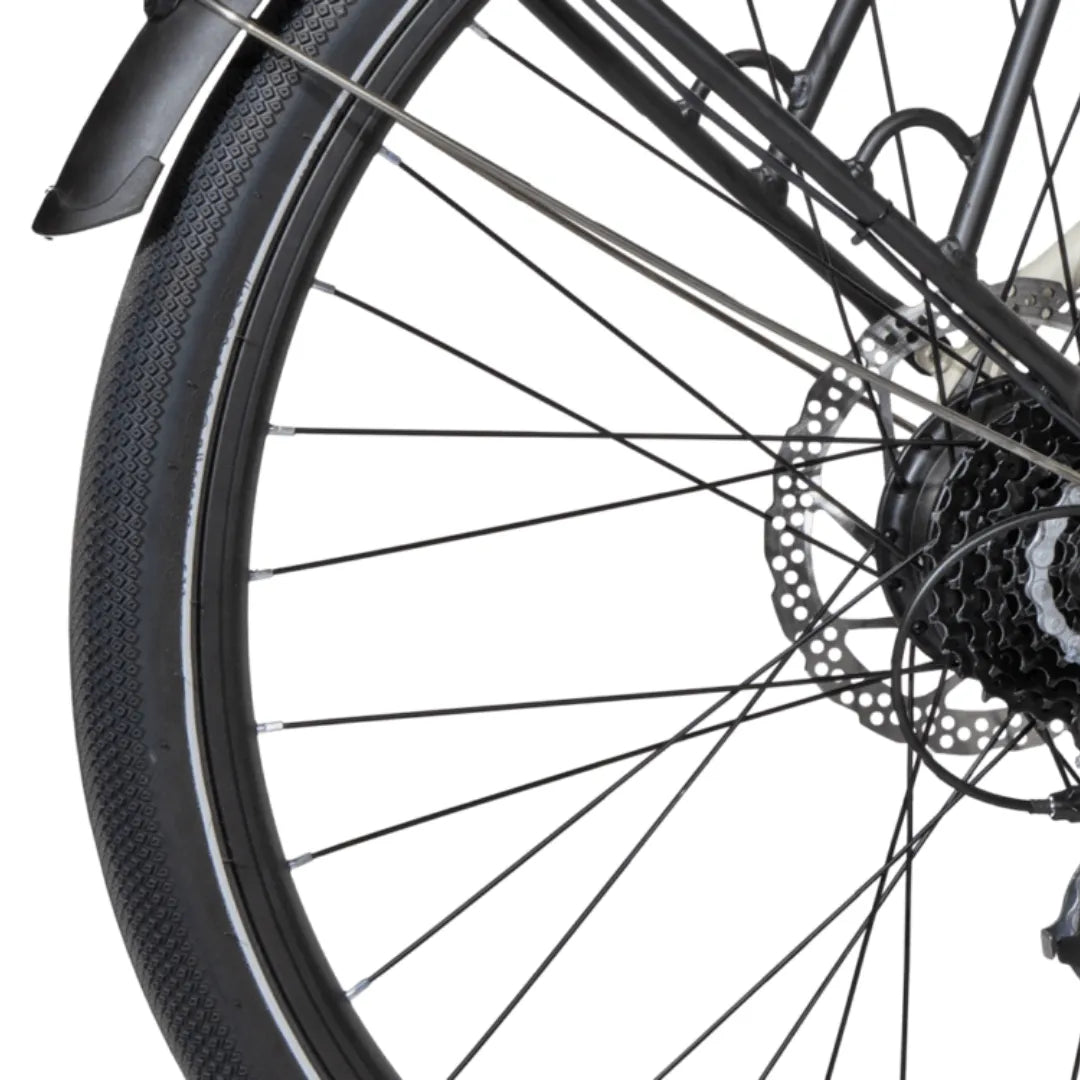 Izdelek je električno kolo, model MS Energy C30. Na sliki je prikazan del zadnjega kolesa, ki vključuje pnevmatiko z značilnim vzorcem in sistem zavor, kar kaže na robustno zasnovo, primerne za različne terene. Vidna je tudi verižna kaseta, kar nakazuje na večstopenjski sistem prestav.