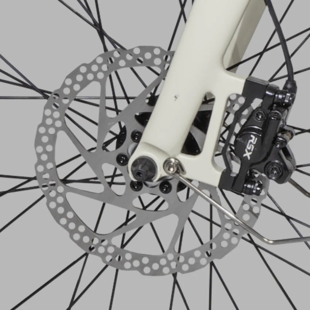 Izdelek je električno kolo, model MS Energy C30. Na sliki je vidna sprednja vilica kolesa s prikazom disk zavore, ki vključuje zavornik in zavorni disk. Barva vilice je svetla, medtem ko je zavornik črne barve. Kolo je zasnovano za učinkovito in varno zaviranje.