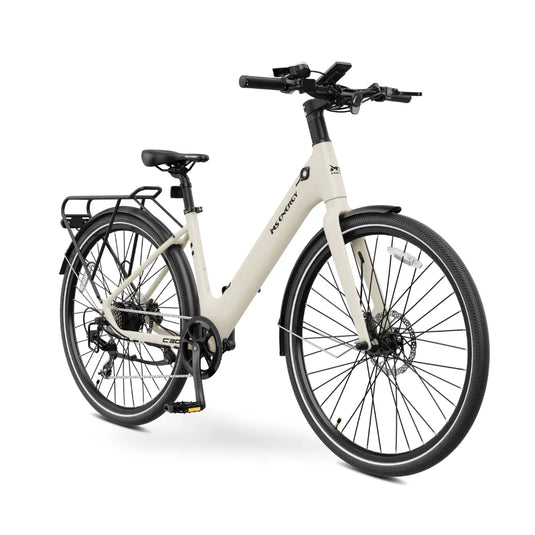 Izdelek na sliki je električno kolo, znamke MS Energy, model C30. Kolo ima moderno obliko s svetlo bež okvirjem in je opremljeno z disk zavornim sistemom. Vidni so tudi dodatki, kot so nosilec za prtljago in široke pnevmatike, kar nakazuje na udobno vožnjo in praktičnost za mestno uporabo.