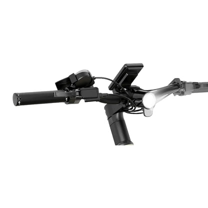 Izdelek je električno kolo, model MS Energy C30. Na sliki so vidni krmili, ki vključujejo ročice za upravljanje, zaslon za prikaz informacij in svetilko. Krmilo je zasnovano v črni barvi, kar daje moderni in elegantni videz.