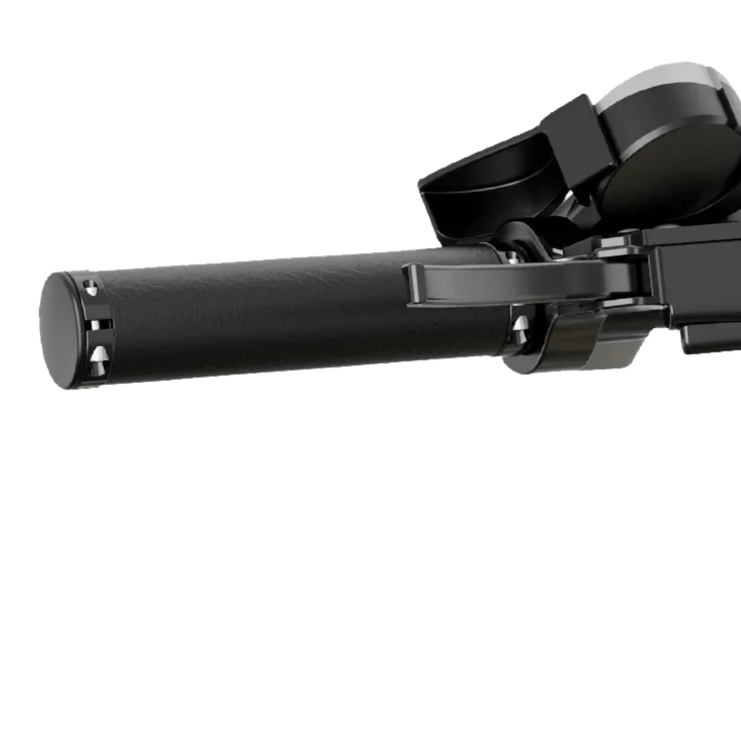 Izdelek je električno kolo, model MS Energy C30. Na sliki je prikazan del krmila, ki vključuje ročaj in mehanizem za zlaganje. Vidna je tudi črna tekstura ročaja, kar nakazuje na udobno držanje. Celoten dizajn je eleganten in sodoben, kar je značilno za električna kolesa.