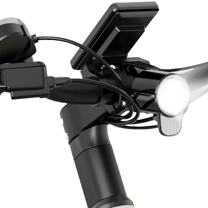 Izdelek na sliki je električno kolo, model MS Energy C30. Vidna je krmilo s priključki za električne komponente, vključno s svetilko in zaslonom, ki prikazuje informacije o vožnji. Kolo ima črno barvo in moderno zasnovo, kar nakazuje na funkcionalnost in estetsko privlačnost.