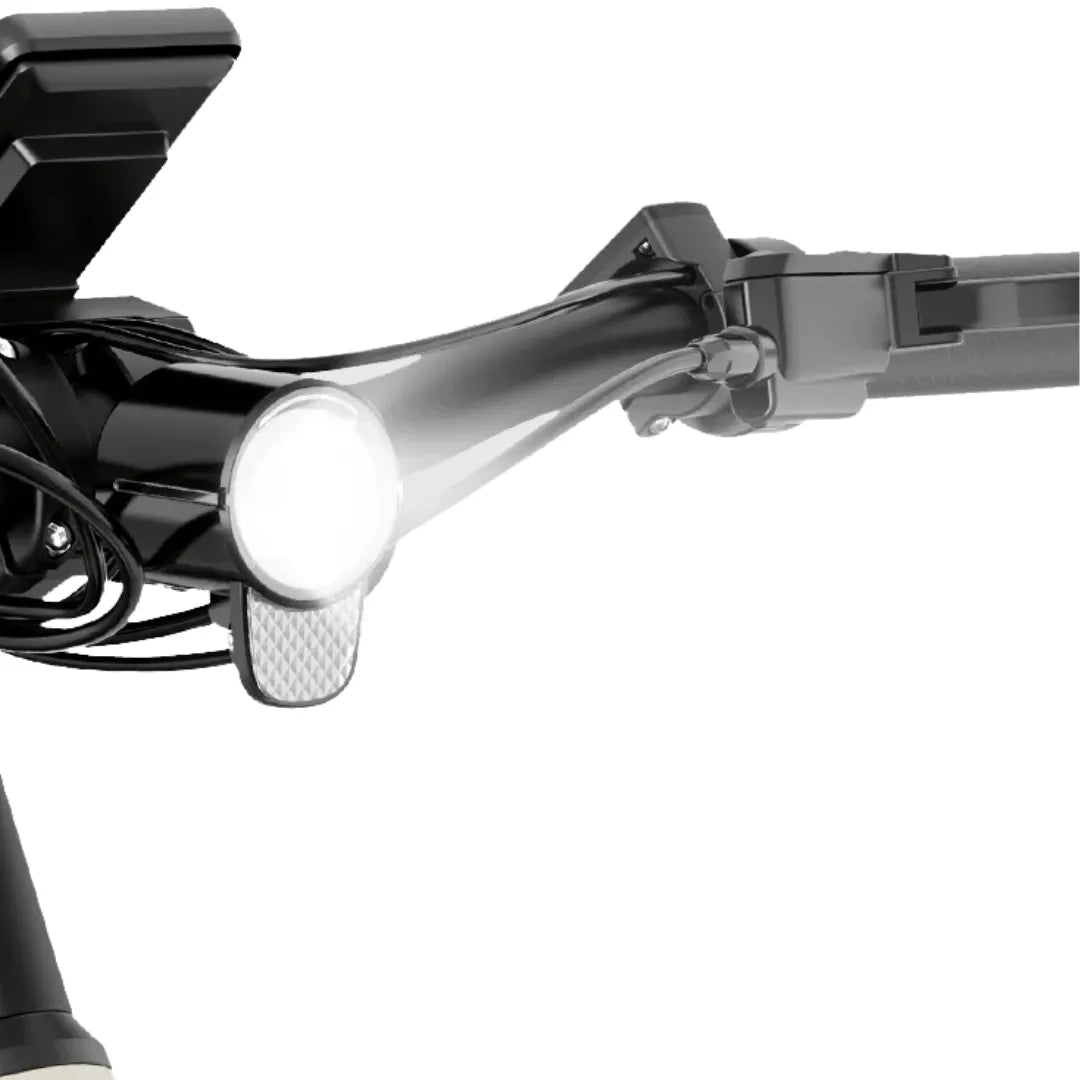 Izdelek je električno kolo, model MS Energy C30. Na sliki je vidna krmilo kolesa, ki vključuje svetilko na sprednjem delu, kar nakazuje na funkcionalnost za vožnjo v slabših svetlobnih pogojih. Kolo ima tudi elegantno črno zasnovo in je opremljeno z različnimi kabli, kar kaže na električne komponente.