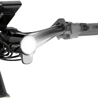 Izdelek je električno kolo, model MS Energy C30. Na sliki je vidna krmilo kolesa, ki vključuje svetilko na sprednjem delu, kar nakazuje na funkcionalnost za vožnjo v slabših svetlobnih pogojih. Kolo ima tudi elegantno črno zasnovo in je opremljeno z različnimi kabli, kar kaže na električne komponente.