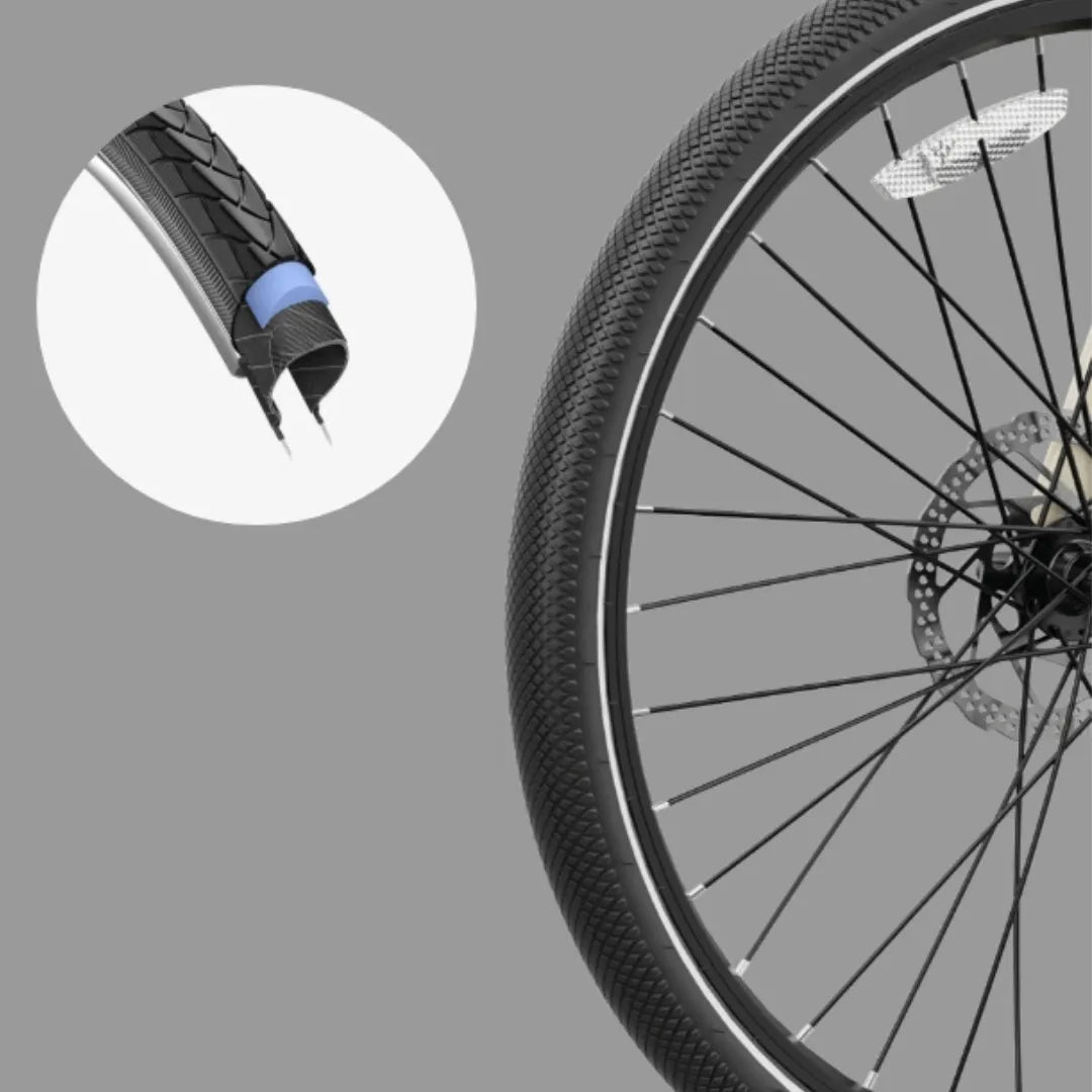 Izdelek je električno kolo, model MS Energy C30. Na sliki je prikazana kolesarska pnevmatika z značilnim profilom, ki je zasnovan za dobro oprijemljivost. Vidna je tudi disk zavora, kar nakazuje na sodobno zasnovo in varnostne lastnosti kolesa. V ozadju je siva barva, kar poudarja detajle kolesa.