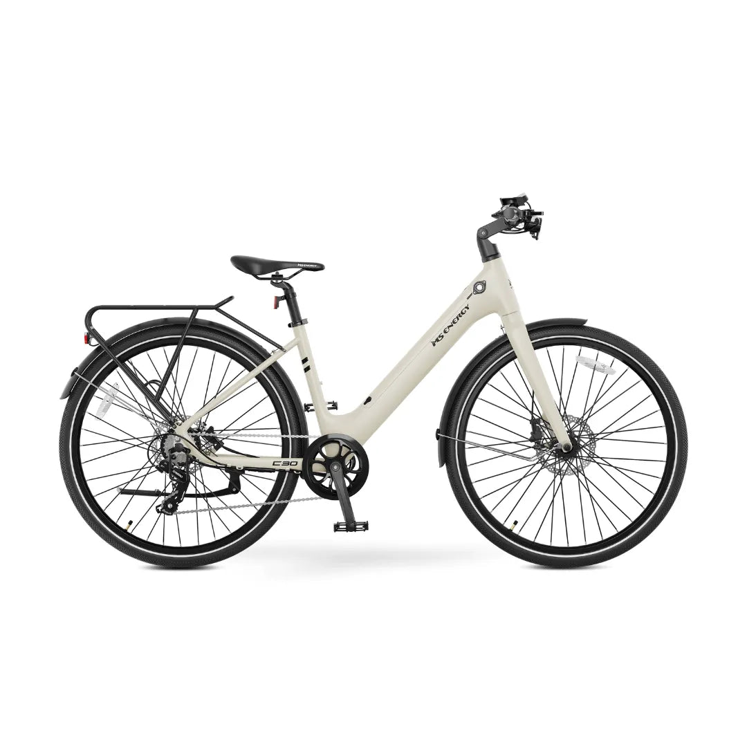 Izdelek je električno kolo, model MS Energy C30, znamke MS Energy. Na sliki je vidno kolo svetle barve s širokimi pnevmatikami, udobnim sedežem in praktičnim nosilcem na zadnjem delu. Kolo ima tudi disk zavore in ergonomsko oblikovano krmilo, kar omogoča udobno vožnjo.