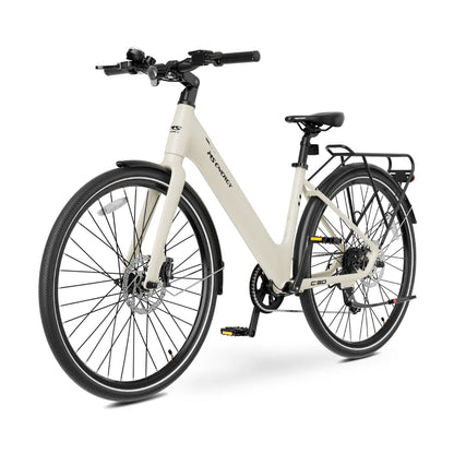 Izdelek na sliki je električno kolo, znamke MS Energy, model C30. Kolo ima elegantno obliko s svetlo bež barvo in je opremljeno z debelimi kolesi ter disk zavornim sistemom. Na zadnjem delu je pritrjen nosilec za prtljago, kar omogoča enostavno prevažanje stvari. Upravljalne ročice na krmilu so zasnovane za udobno vožnjo.