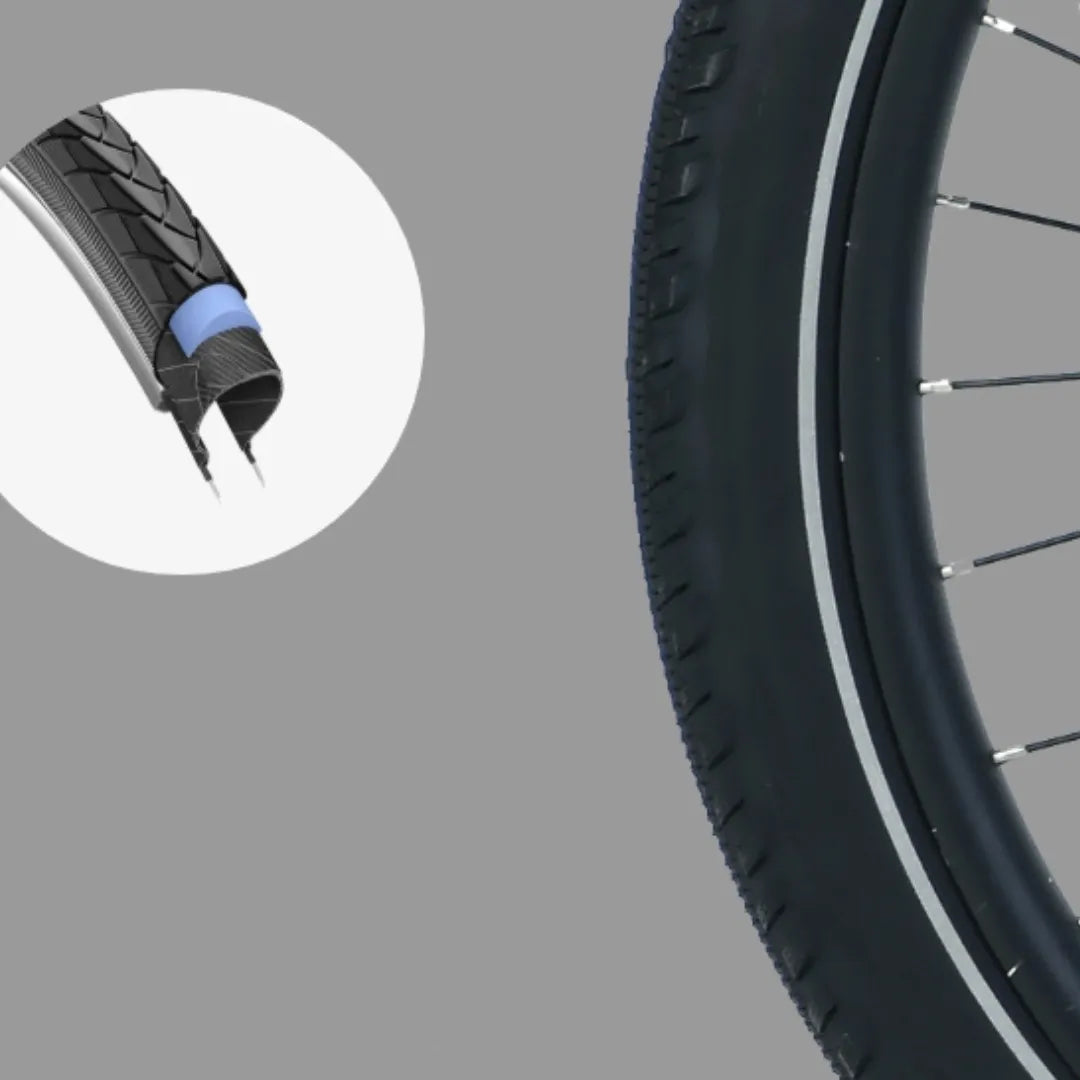 Izdelek je električno kolo, model MS Energy SUV C502. Na sliki je prikazan del kolesa, natančneje pnevmatika, ki ima značilno profilirano površino za boljši oprijem. Ob strani je tudi grafični prikaz prereza pnevmatike, kar ponazarja njeno konstrukcijo.