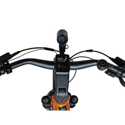 Izdelek je električno kolo, znamke MS Energy, model C502. Na sliki je vidna krmila kolesa s prikazovalnikom, ki prikazuje hitrost in nivo baterije. Na krmilu so tudi gumbi za upravljanje ter luč, kar nakazuje na funkcionalnosti in udobje pri vožnji. Barva kolesa je oranžna, kar doda dinamičen videz.