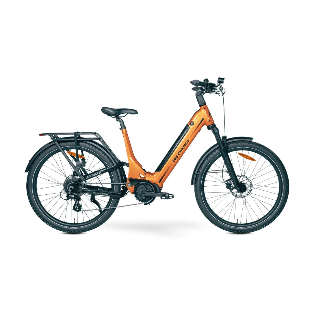 Električno kolo Ms Energy Suv C502 v oranžni barvi z nizkim okvirjem in širokimi pnevmatikami.