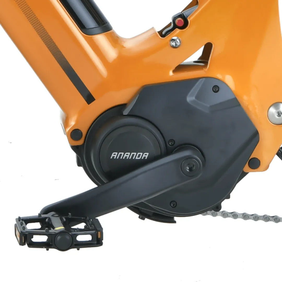 Od blizu posnet motor in pedalo oranžnega električnega kolesa, označeno z Electric Bike Ms Energy Suv C502.