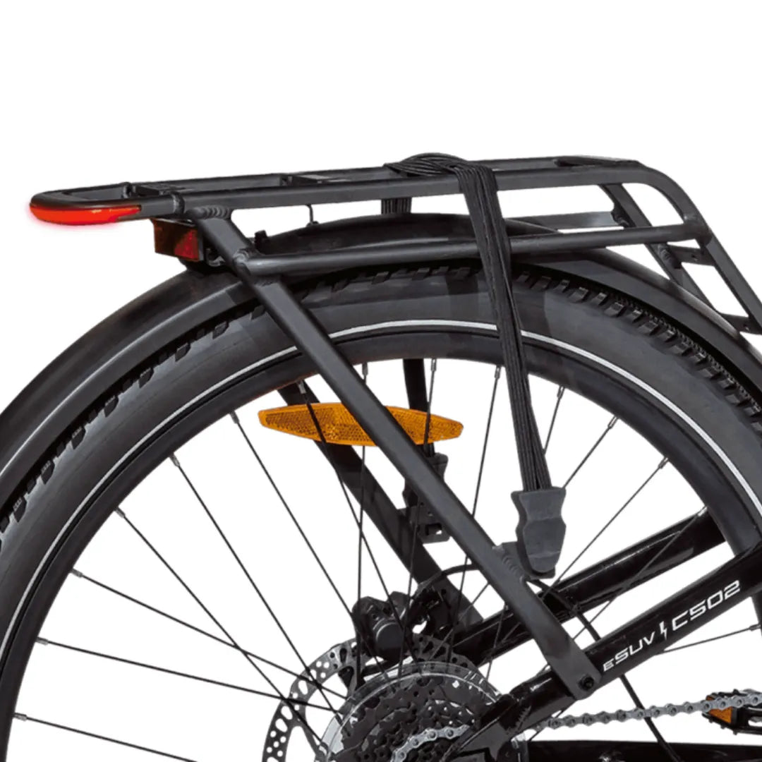 Izdelek je električno kolo, znamke MS Energy, model SUV C502. Na sliki je prikazan zadnji del kolesa, kjer je vidna prtljažna mreža, rdeča lučka in odsevniki. Kolo ima široke pnevmatike in disk zavore, kar nakazuje na robustno zasnovo, primerno za različne terene.