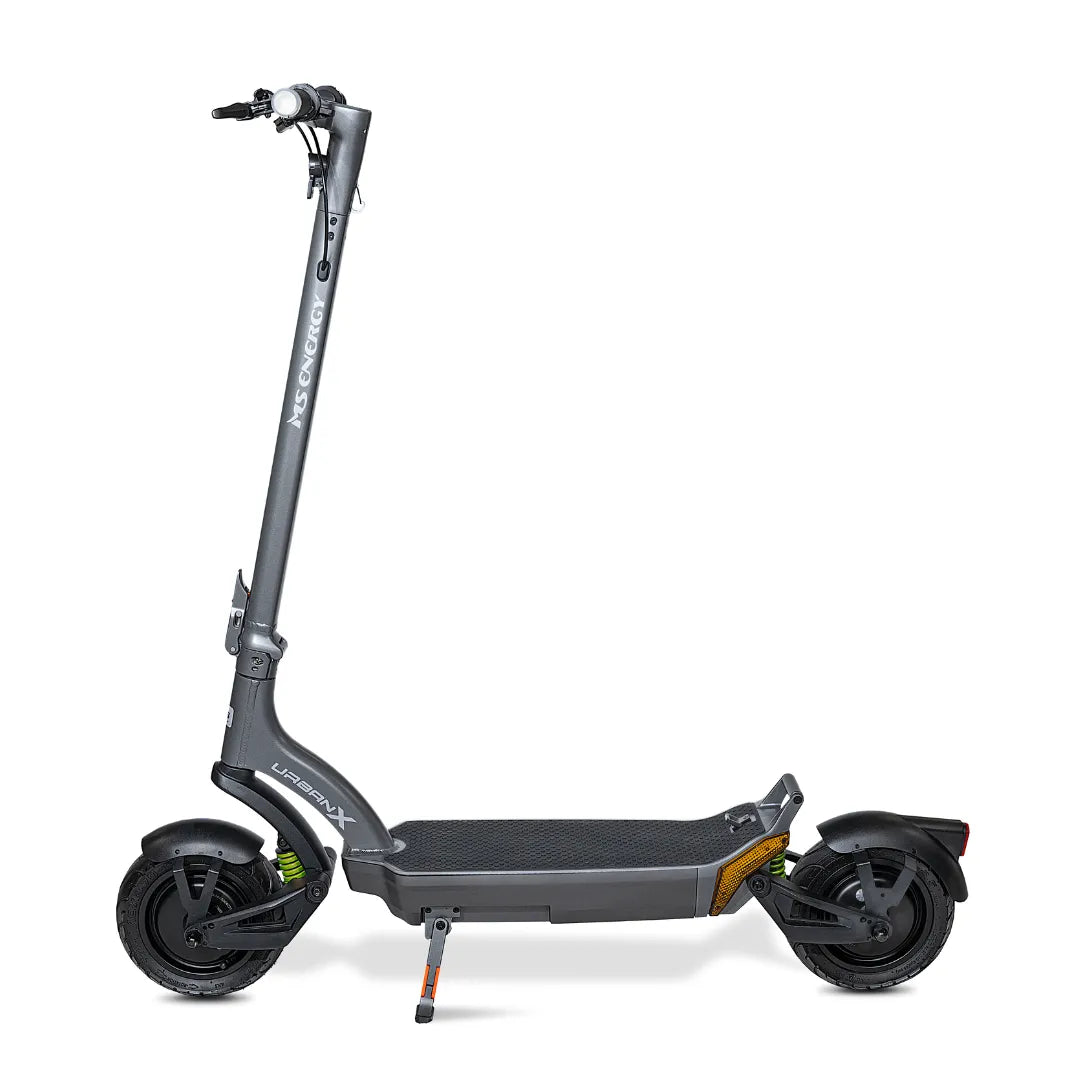 Izdelek na sliki je električni skiro, model Urban X, znamke MS Energy. Na sliki je prikazan skiro v sivi barvi, s široko platformo za stojišče, sprednjim in zadnjim kolesom ter krmilom, ki vključuje ročice za upravljanje in luč. Skoraj celotna konstrukcija je minimalistična in moderna, kar nakazuje na enostavno uporabo in prenosljivost.