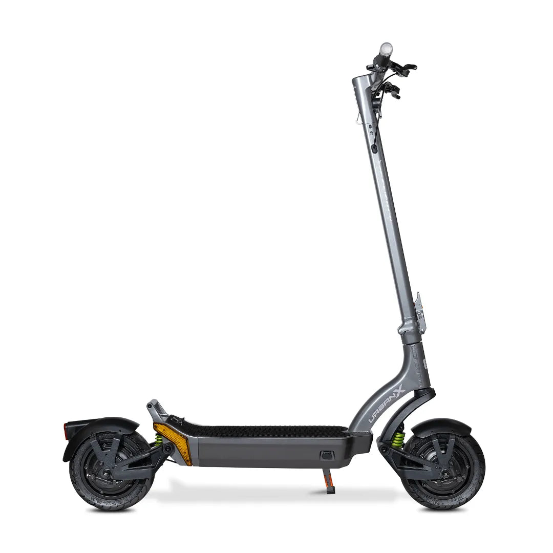 Izdelek na sliki je električni skiro, model MS Energy Urban X. Na sliki je prikazan skiro v sivi barvi, s širokim in udobnim stopalom ter robustnimi kolesi. Vidni so tudi krmili in zavorni mehanizem, kar nakazuje na funkcionalnost in udobje pri vožnji. Skupna zasnova je moderna in primerna za urbano mobilnost.