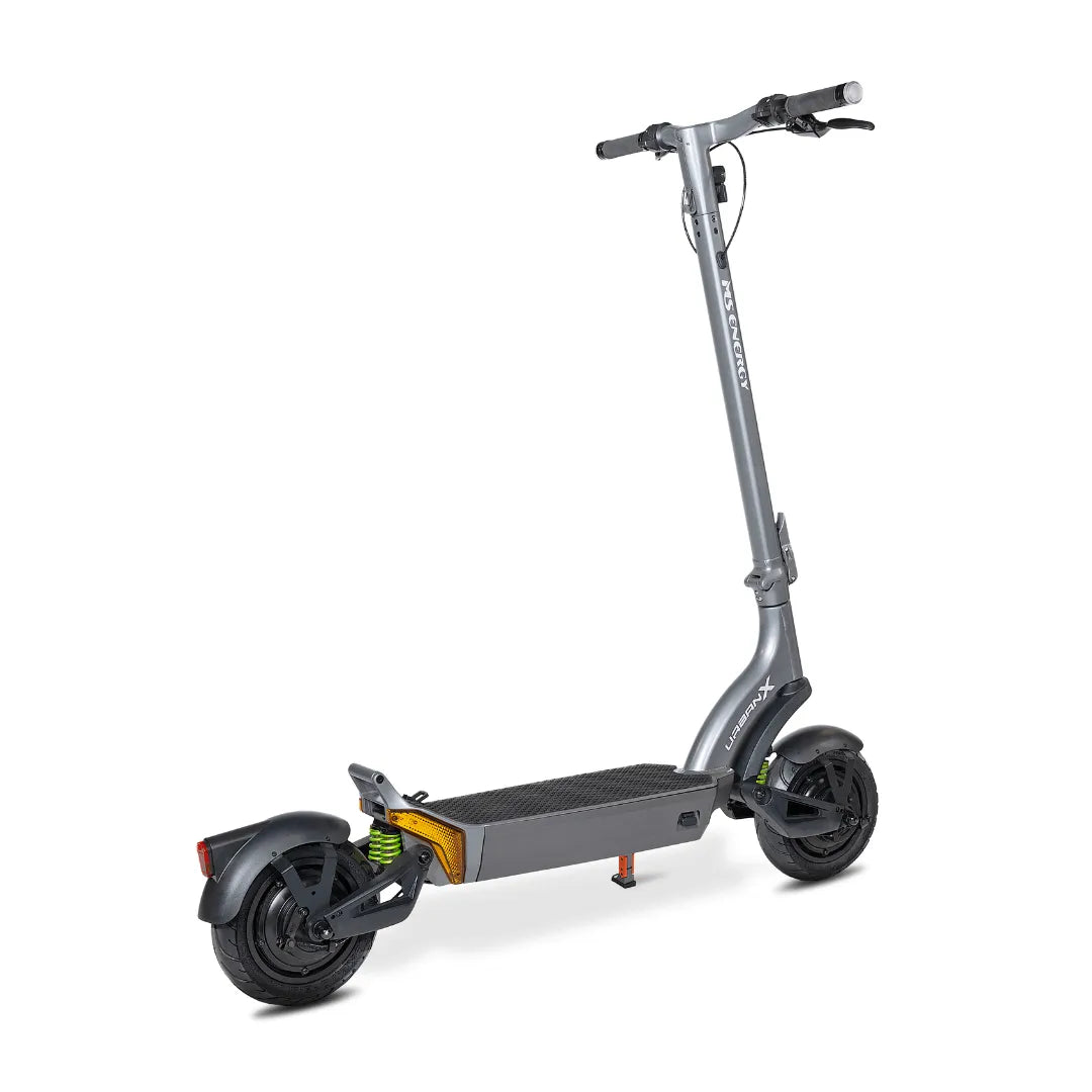 Izdelek je električni skiro, znamke MS Energy, model Urban X. Na sliki je vidna moderna zasnova skiroja, ki ima robustno ogrodje v sivi barvi, široko platformo za stojišče ter velike kolesa. Sprednji del ima ročaje za upravljanje, medtem ko je zadnji del opremljen z lučmi in vzmetenjem, kar zagotavlja udobno vožnjo.