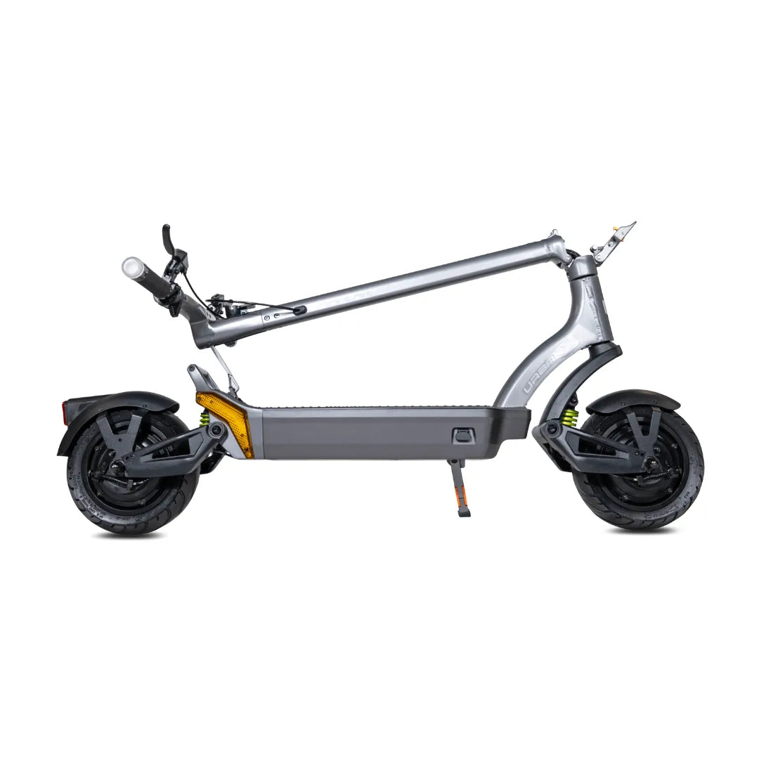 Stranski pogled električnega skiroja Urban X, ki prikazuje njegovo elegantno obliko in robustna kolesa.