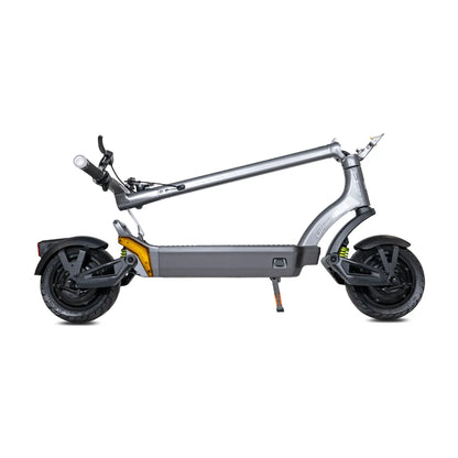 Stranski pogled električnega skiroja Urban X, ki prikazuje njegovo elegantno obliko in robustna kolesa.