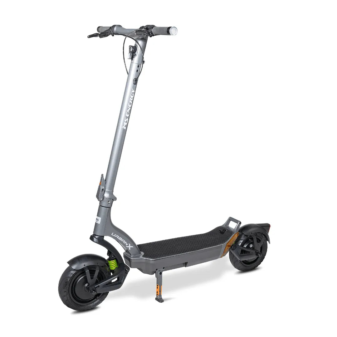 Izdelek je električni skiro, znamke MS Energy, model Urban X. Na sliki je prikazan skiro v sivi barvi, z ergonomskimi ročaji in širokim stopalom. Ima robustne pnevmatike in sistem za zavoro, kar zagotavlja stabilnost in varnost med vožnjo. Na sprednjem delu je vidna tudi lučka, kar omogoča vožnjo v slabših svetlobnih pogojih.
