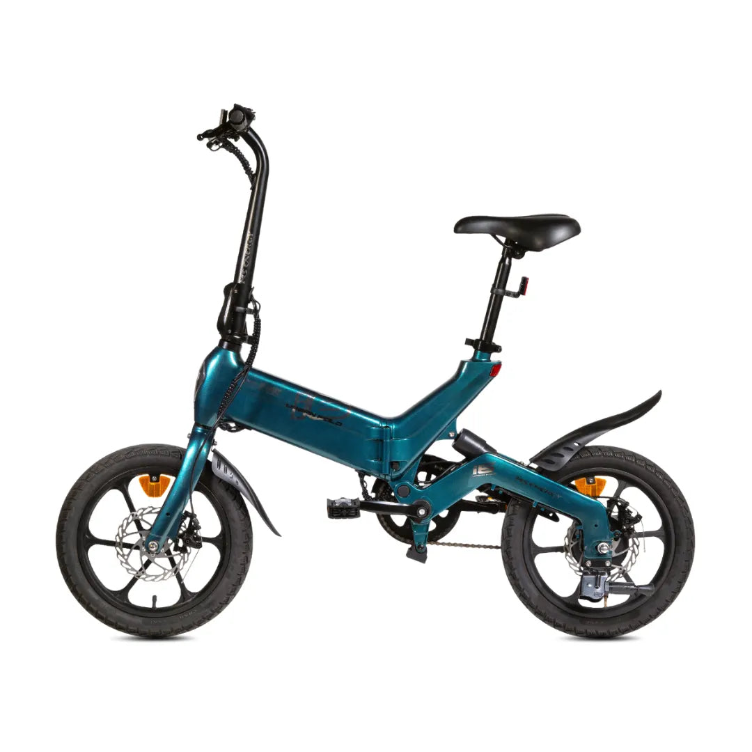 Izdelek na sliki je električno kolo, model MS Energy Urbanfold i6. Kolo ima kompakten in modern dizajn, z manjšimi kolesi ter zložljivo konstrukcijo, kar omogoča enostavno shranjevanje in prenašanje. Barva okvirja je svetla, modra, kar mu daje privlačen videz. Opremljeno je z udobnim sedežem in ročaji, kar zagotavlja udobno vožnjo.