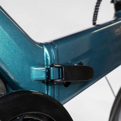 Izdelek je električno kolo znamke MS Energy, model Urbanfold i6. Na sliki je vidna podrobnost okvirja kolesa v svetlo modri barvi z bleščicami, ki poudarja sodoben in eleganten dizajn. Prikazana je tudi črna pritrditev, kar nakazuje na funkcionalnost in stabilnost kolesa.