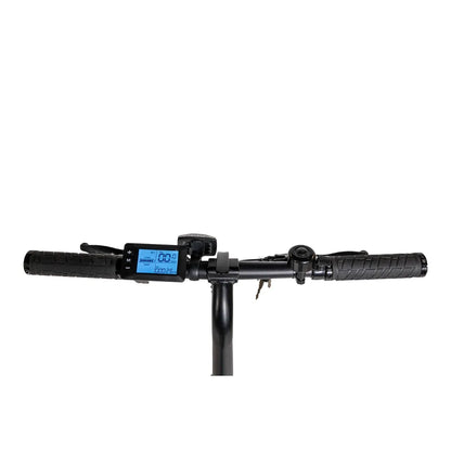 Izdelek je električno kolo, znamke MS Energy, model Urbanfold i6. Na sliki so vidni ročaji kolesa z digitalnim zaslonom, ki prikazuje podatke o hitrosti in prevoženi razdalji. Ročaji so gumirani za boljši oprijem, kar omogoča udobno vožnjo.