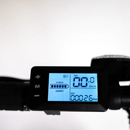 Na sliki je prikazan digitalni zaslon električnega kolesa MS Energy Urbanfold i6. Zaslon prikazuje trenutne podatke, kot so hitrost (0,0 km/h), raven moči in skupna prevožena razdalja (0,26 km). Zaslon omogoča uporabniku enostavno spremljanje delovanja kolesa med vožnjo.