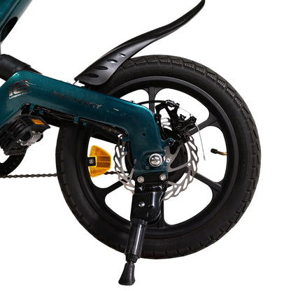 Izdelek na sliki je električno kolo, model MS Energy Urbanfold i6. Na sliki je prikazan zadnji del kolesa, ki vključuje kolo z disk zavornim sistemom, zaščito pred umazanijo ter del okvirja v temno zeleni barvi. Kolo ima kompaktno zasnovo, kar je značilno za zložljiva električna kolesa, kar omogoča enostavno shranjevanje in prenašanje.