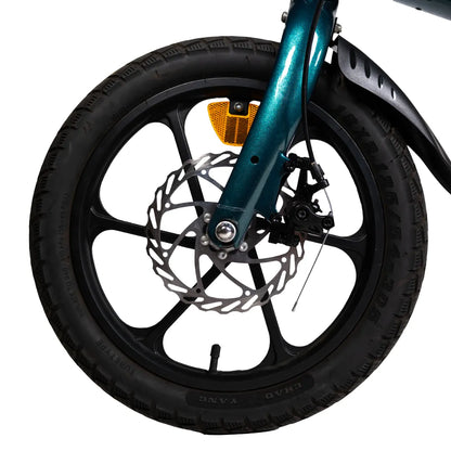 Izdelek je električno kolo, model MS Energy Urbanfold i6. Na sliki je vidna sprednja kolesa, ki vključuje disk zavore in pnevmatiko z značilnim profilom. Barva okvirja je modra, kar daje kolesu sodoben videz. Kolo je zasnovano za urbano vožnjo, kar je razvidno iz njegove kompaktne oblike in dodatkov, kot so odsevniki za večjo varnost.