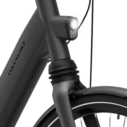 Izdelek na sliki je električno kolo, model MS Energy C300. Na sliki je vidna sprednja vilica kolesa z vgrajeno lučko, ki zagotavlja boljšo vidljivost med vožnjo. Kolo ima elegantno črno barvo in sodoben dizajn, kar ga naredi privlačnega za uporabnike.