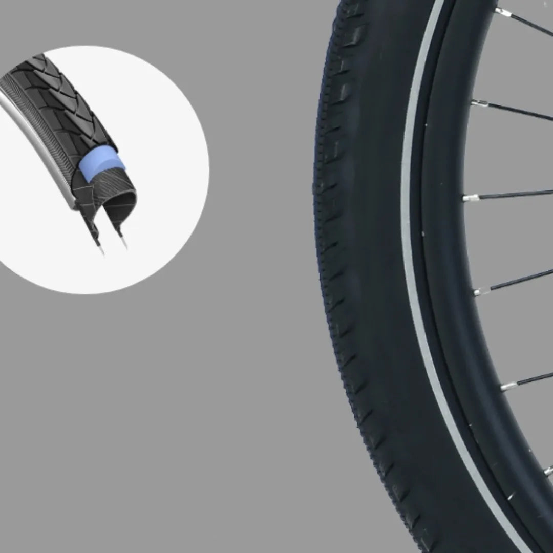 Izdelek je električno kolo, model MS Energy C300. Na sliki je prikazana pnevmatika kolesa, ki ima značilen vzorec in je opremljena z zaščito proti predrtju. Vidna je tudi struktura pnevmatike, kar nakazuje na njeno kvaliteto in zmogljivost.