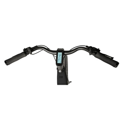 Izdelek je električno kolo, model MS Energy C300. Na sliki so vidni krmilo in zaslon, ki prikazuje različne informacije o vožnji, kot so hitrost in nivo baterije. Krmilo ima udobne ročaje, kar omogoča enostavno upravljanje.