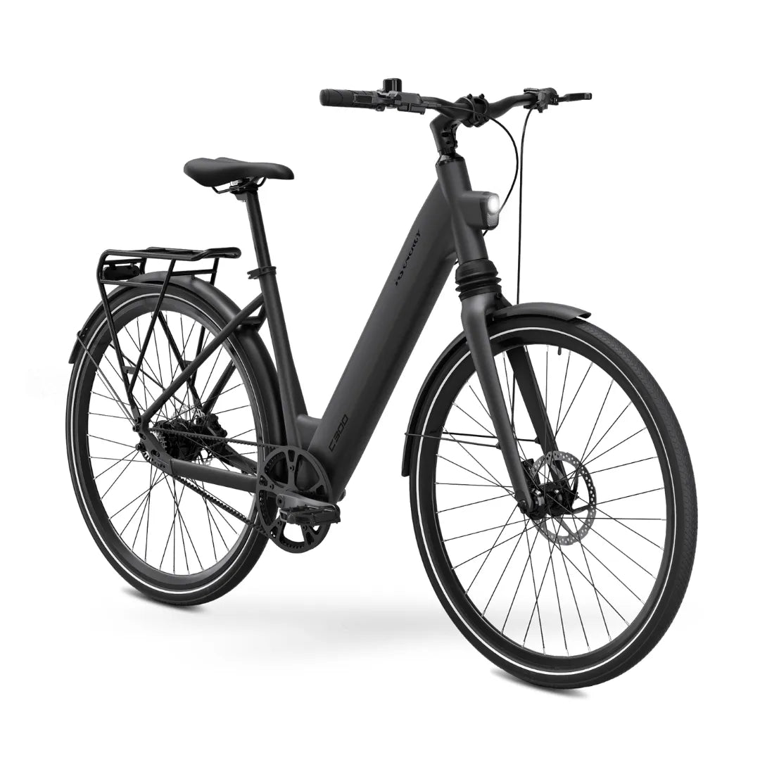 Izdelek je električno kolo, znamke MS Energy, model C300. Na sliki je vidno moderno in elegantno zasnovano kolo v črni barvi, ki ima ravno geometrijo okvirja, kar olajša vstop in izstop. Opremljeno je z debelimi pnevmatikami in disk zavorami, kar zagotavlja dobro stabilnost in varnost med vožnjo. Kolo ima tudi nosilec za prtljago na zadnjem delu.