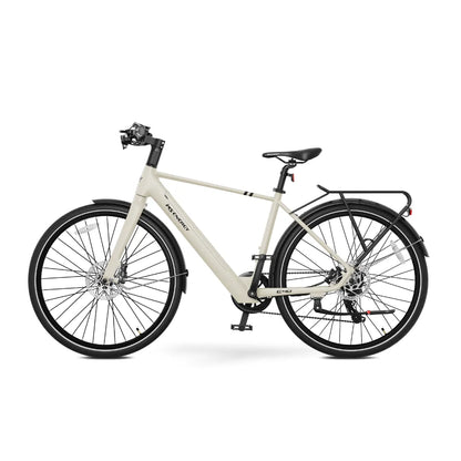 Izdelek je električno kolo, znamke MS Energy, model C40. Na sliki je vidno moderno električno kolo v svetli barvi, opremljeno z debelimi kolesi in disk zavorami. Kolo ima tudi prtljažnik na zadnjem delu, kar omogoča prevoz dodatne opreme. Oblika okvirja je elegantna in primerna za mestno vožnjo.