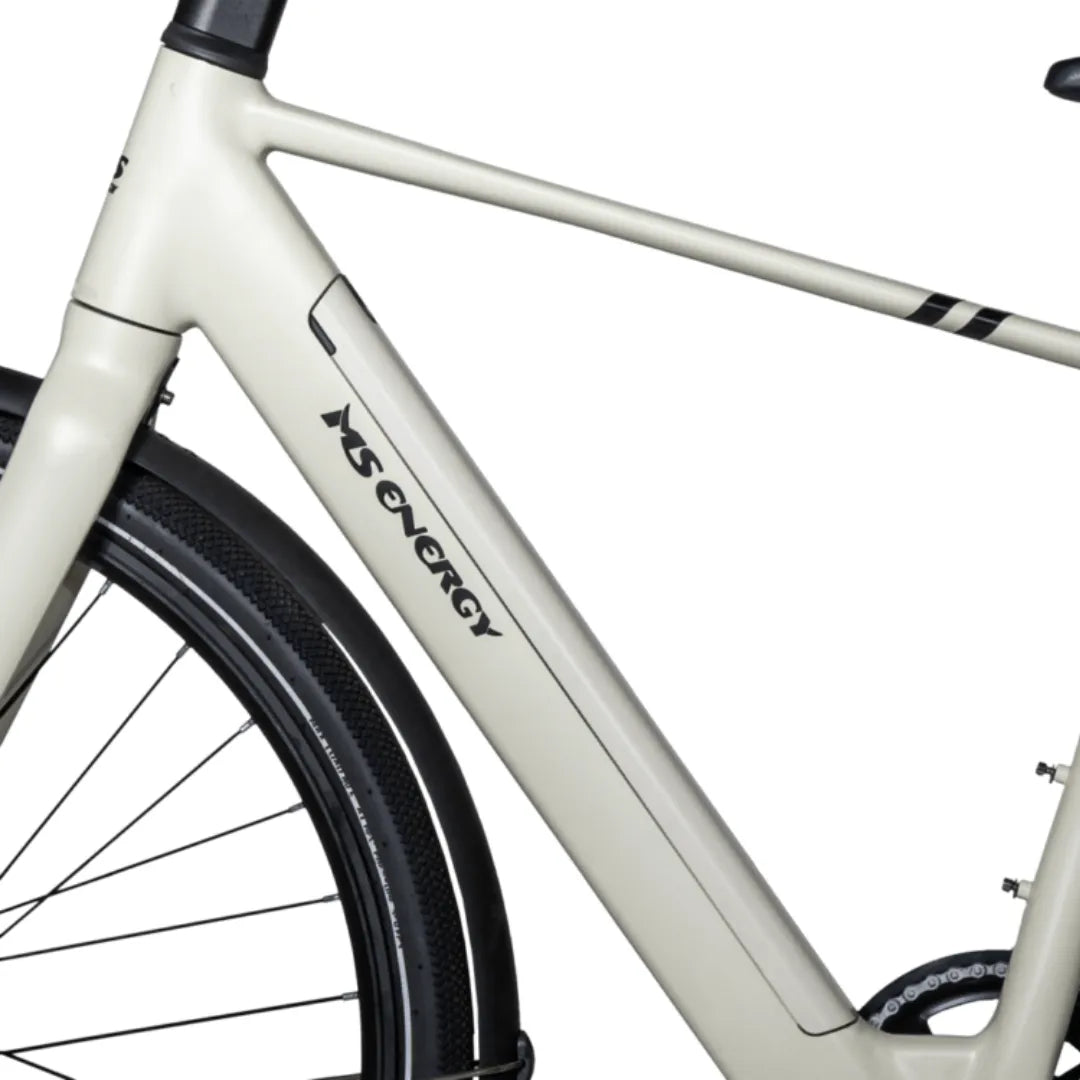 Izdelek je električno kolo, znamke MS Energy, model C40. Na sliki je del okvirja kolesa, ki je v svetli barvi, z jasno vidnim logotipom znamke. Opremljeno je z modernim dizajnom in športnimi pnevmatikami, kar nakazuje na njegovo zmogljivost in namen za aktivno vožnjo.
