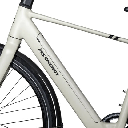 Izdelek je električno kolo, znamke MS Energy, model C40. Na sliki je del okvirja kolesa, ki je v svetli barvi, z jasno vidnim logotipom znamke. Opremljeno je z modernim dizajnom in športnimi pnevmatikami, kar nakazuje na njegovo zmogljivost in namen za aktivno vožnjo.