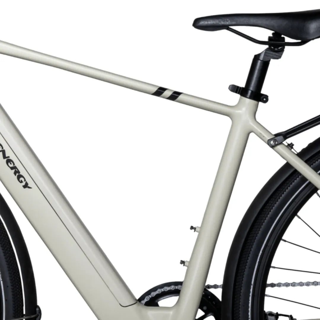 Izdelek je električno kolo, znamke MS Energy, model C40. Na sliki je prikazan del okvirja kolesa, ki je v svetli barvi, z značilnim dizajnom in detajli, kot so črne črte na okvirju. Vidna je tudi sedežna opora in del zadnjega kolesa, kar nakazuje na sodoben in minimalističen slog.