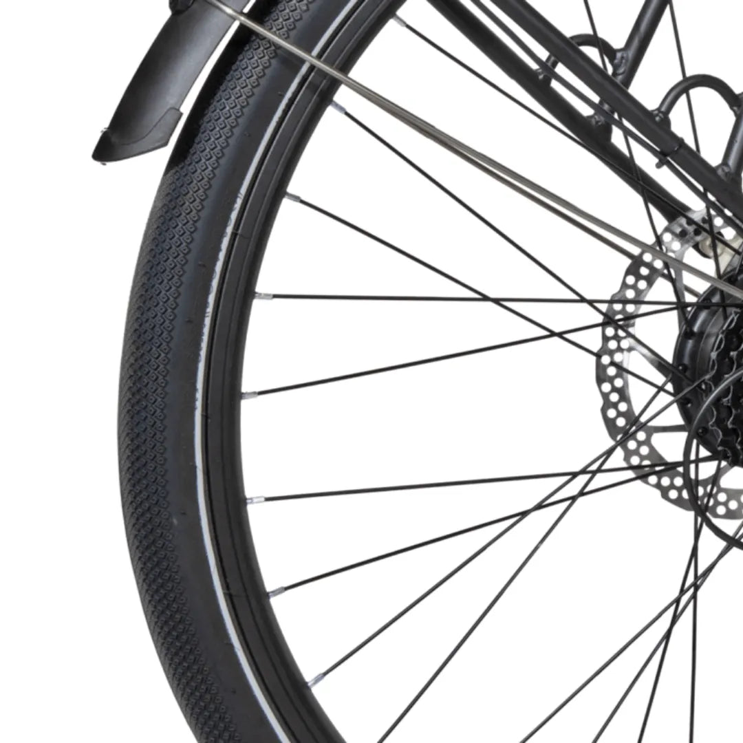 Izdelek je električno kolo, model MS Energy C40. Na sliki je vidna zadnja pnevmatika s profilom, ki je primeren za različne površine, ter del kolesa z zavorami. Kolo ima tudi aluminijasto konstrukcijo, kar prispeva k njegovi lahkosti in trpežnosti.