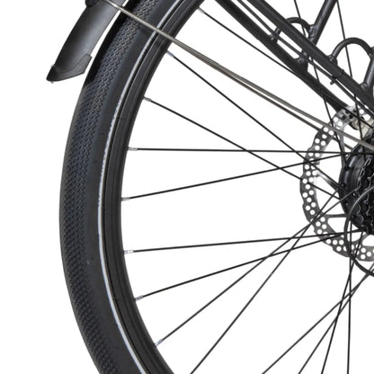 Izdelek je električno kolo, model MS Energy C40. Na sliki je vidna zadnja pnevmatika s profilom, ki je primeren za različne površine, ter del kolesa z zavorami. Kolo ima tudi aluminijasto konstrukcijo, kar prispeva k njegovi lahkosti in trpežnosti.